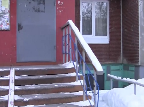 На Левом берегу неизвестный вырвал сумку у омички прямо перед подъездом