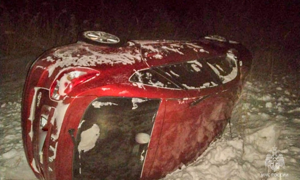 Автомобиль с семьёй перевернулся на трассе в Называевском районе 