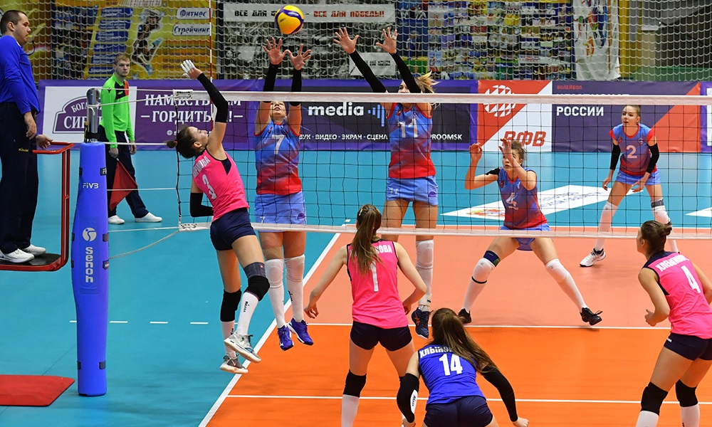 Александр Бурков наградил лучших игроков домашнего матча волейбольной команды «Омь»