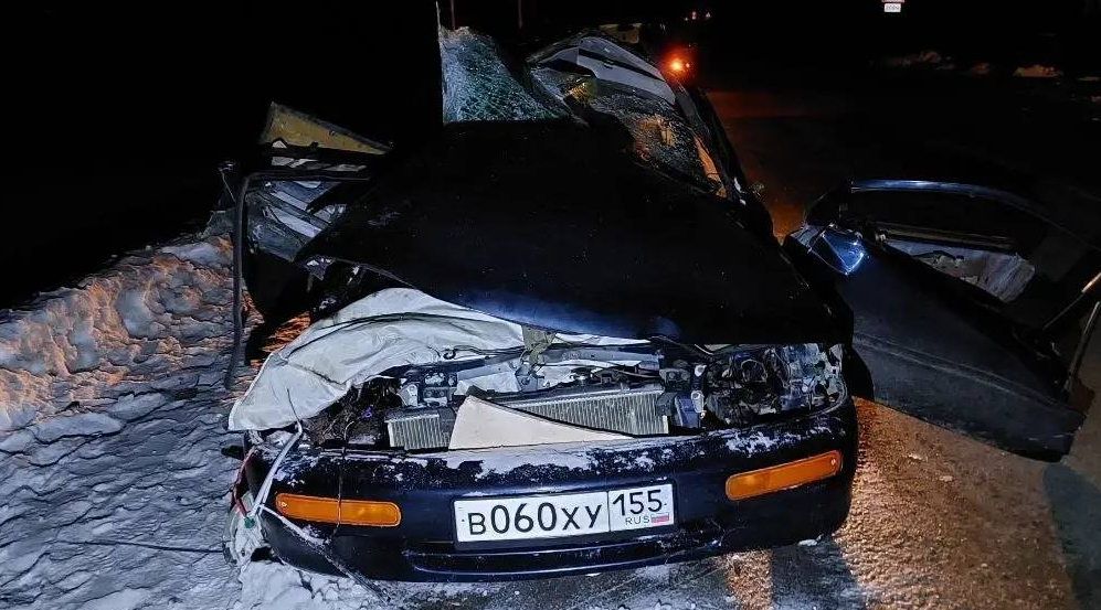 В Калачинском районе Омской области автомобиль Mazda столкнулся с пассажирским автобусом