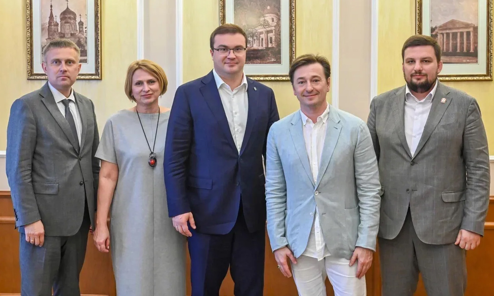 Виталий Хоценко и Сергей Безруков обсудили развитие театра в Омской области