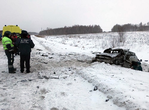 На омской трассе вытащили из смятого ВАЗа водителя