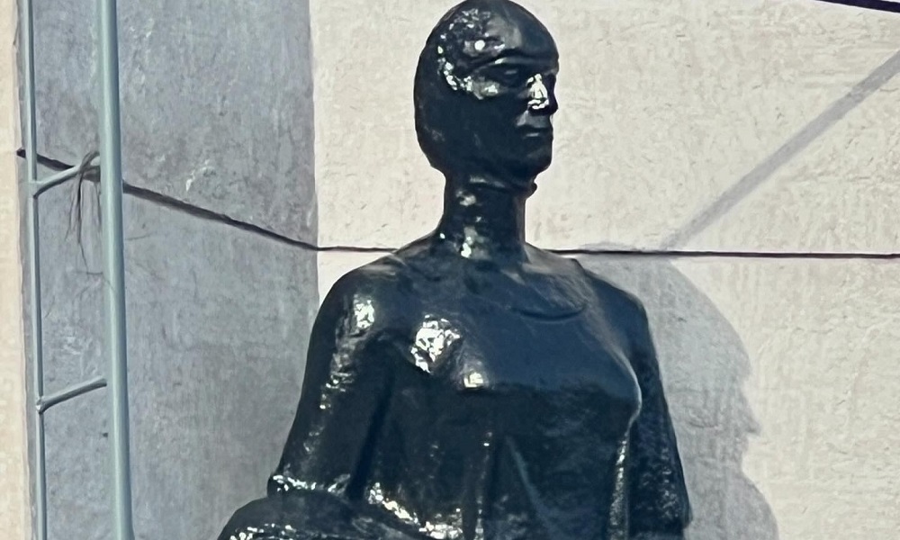 Мэрия Омска объяснила, почему памятники на бульваре Победы покрасили в чёрный цвет