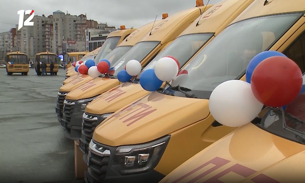 В 2025 году омские школы получили более 100 новых школьных автобусов