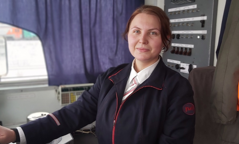 Выйдет в первый рейс: омичка успешно сдала экзамен на машиниста
