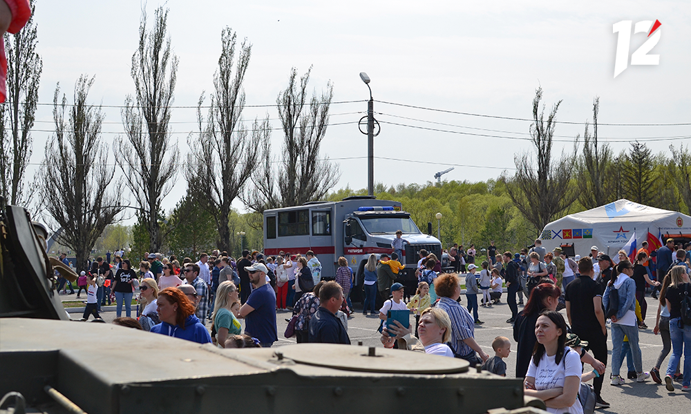 В Омске киоски и магазины предлагают украсить к 9 Мая