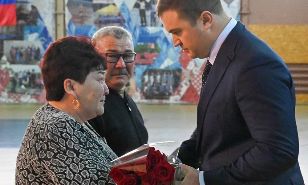 Виталий Хоценко и Сергей Махорин торжественно вручили орден Мужества пограничнику и семье героя