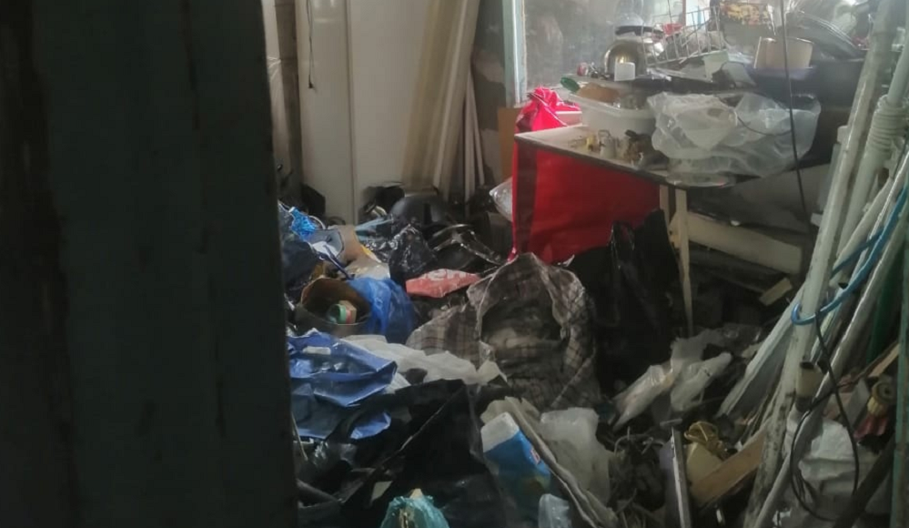 Судебные приставы помогли омичам с улицы Труда справиться с соседями, которые устроили свалку с квартире