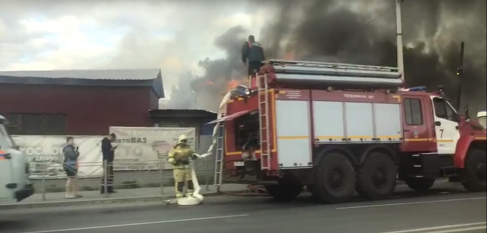 В Омске на 25-й Северной полыхает крупный пожар [Видео с места событий]
