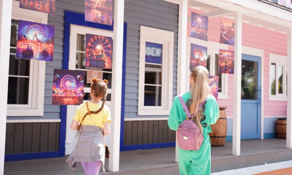 В омском парке «Вокруг света» прошла выставка картин, созданных нейросетью