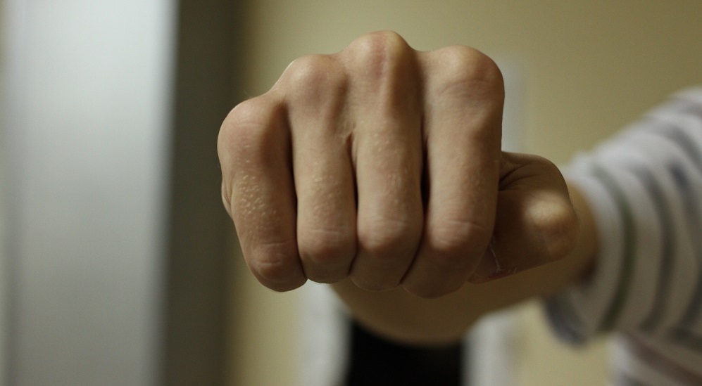 За крики "Авангард - чемпион!" воодушевлённый омич получил табуреткой по голове 