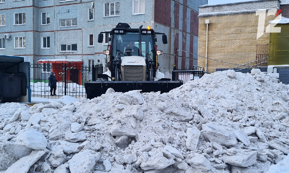 Во всех округах Омска вывозят снег и ликвидируют наледь на дорогах