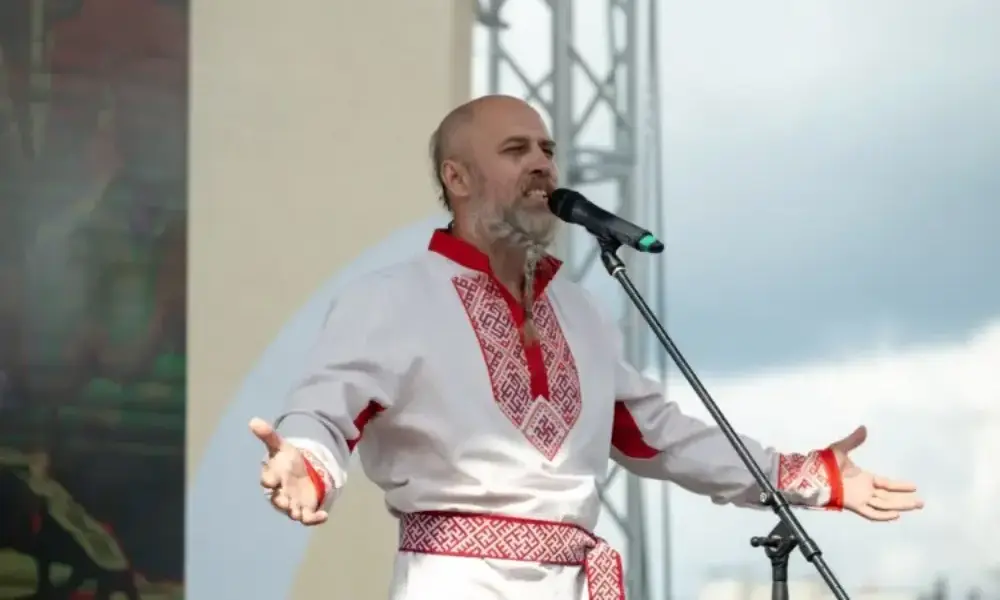 Таксист из Омска исполнил песню «Я люблю тебя, Русь» и был признан самым артистичным в России