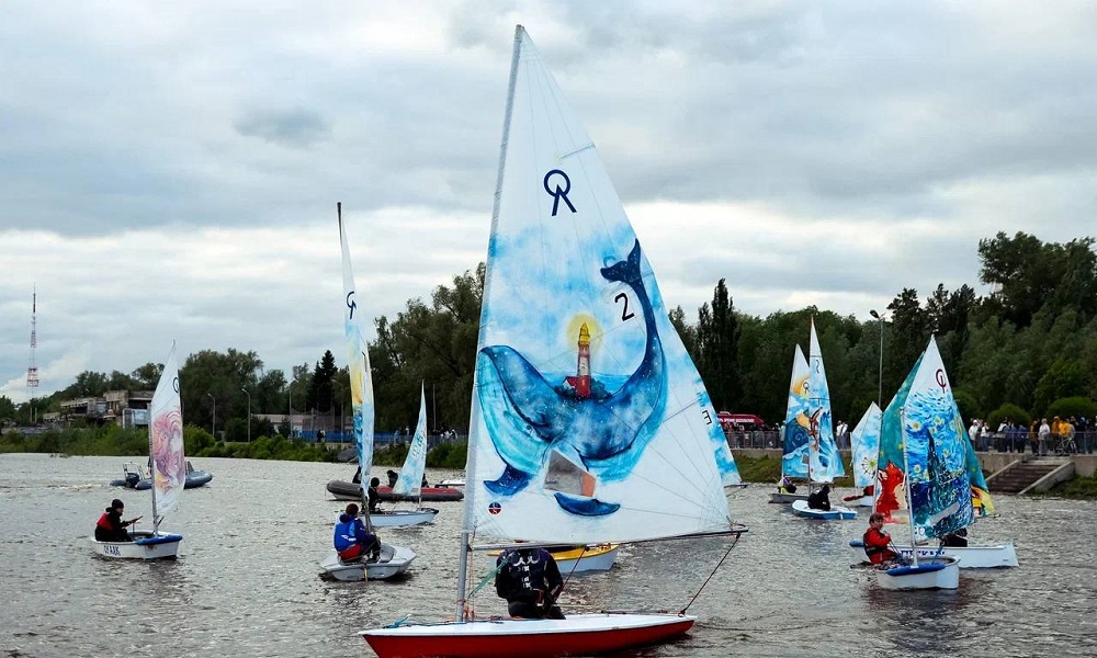 Омские выпускники отправили в большое плавание 15 парусных яхт, написав на них пожелания для тех, кто окончит школу в 2026 году