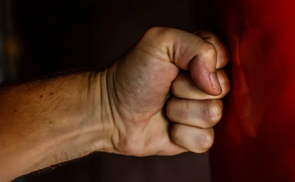 Омич нанёс знакомому тяжёлые травмы руками, ногами и шлангом