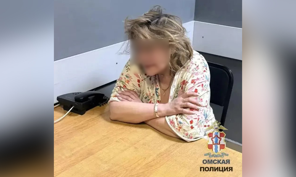 В Омске в отдел полиции доставили женщину, оскорблявшую пассажиров автобуса