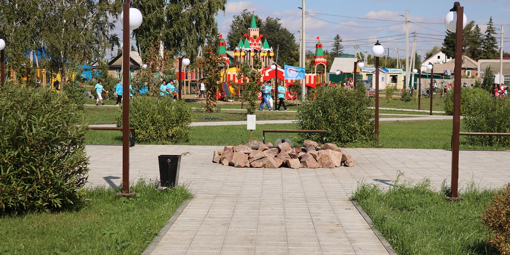 В Черлакском районе появились новые детская и спортивная площадки