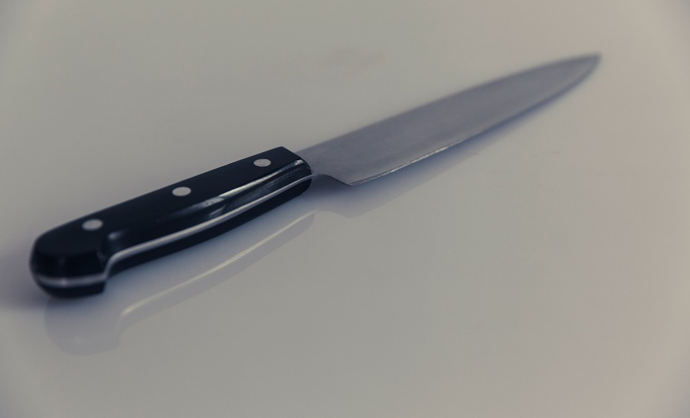 В Омске женщина напала с ножом на своего возлюбленного 