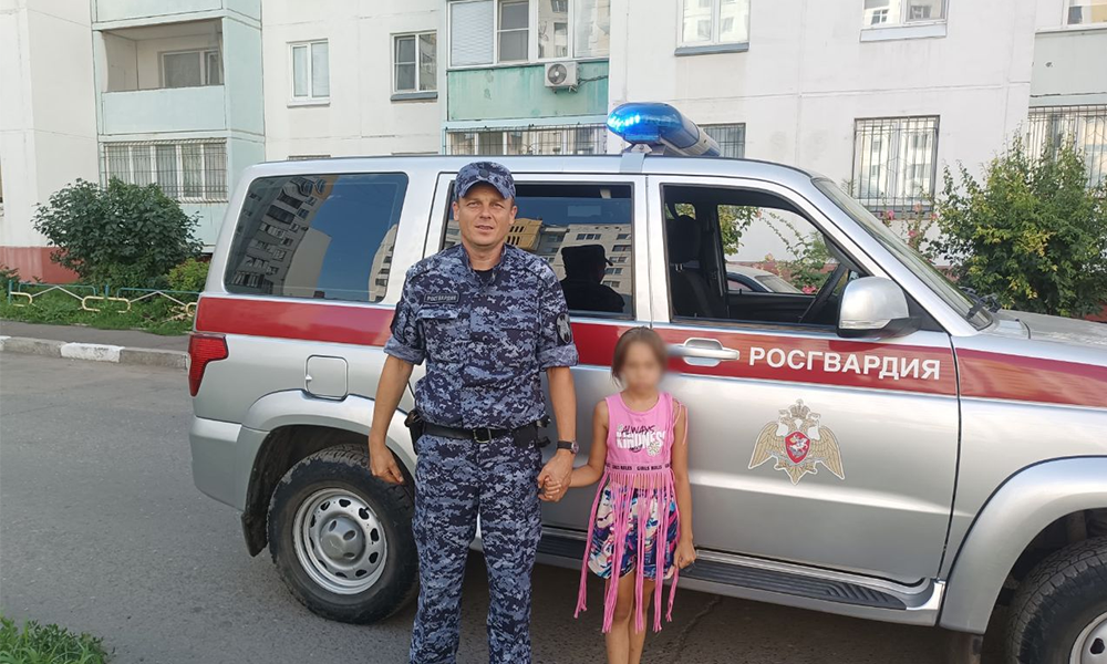 Сотрудники Росгвардии вернули родителям убежавшую из дома 9-летнюю девочку