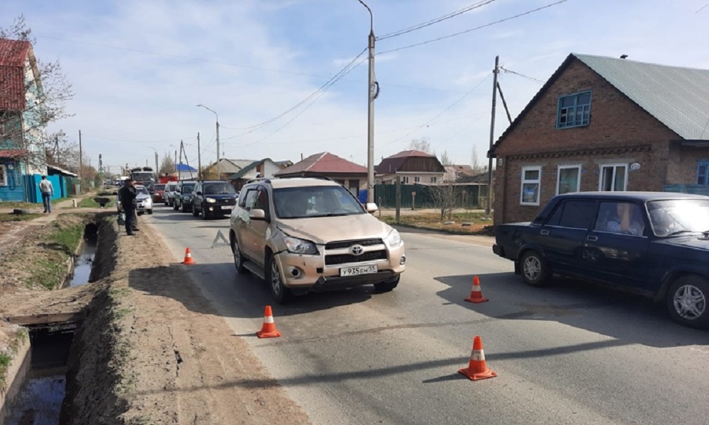 В Омске девочка-подросток перебегала дорогу в неположенном месте и попала под колёса иномарки