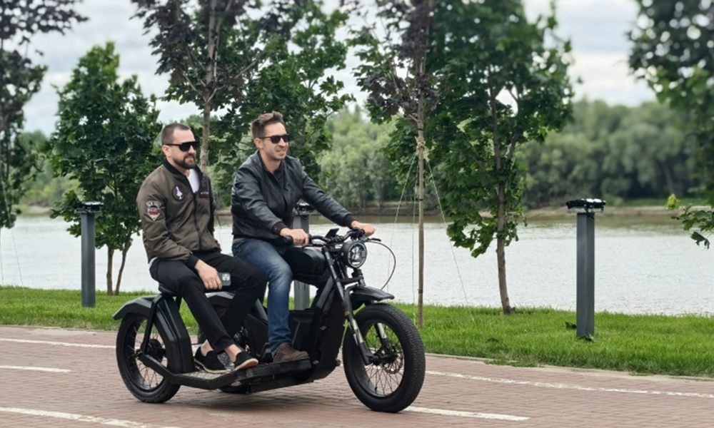 Изобретатель из Омска представил новую трёхколесную модель электроскутера