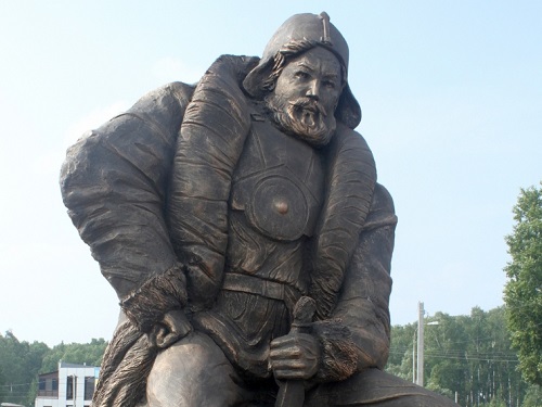 "Мы живём в мире и согласии": жители Тары высказались об установке 30-тонного памятника Ермаку