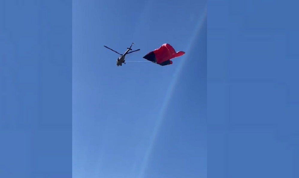 В Омске на Левобережье с вертолёта упала металлическая рекламная конструкция