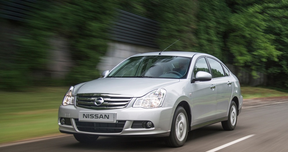 Пьяный омич без прав на Nissan влетел в эвакуатор