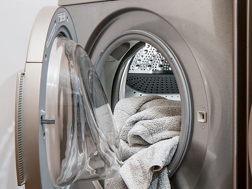 В Омске умерла упавшая со стиральной машины малышка