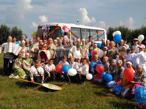 Творческим коллективам Крутинки подарили автобус к 260-летию посёлка