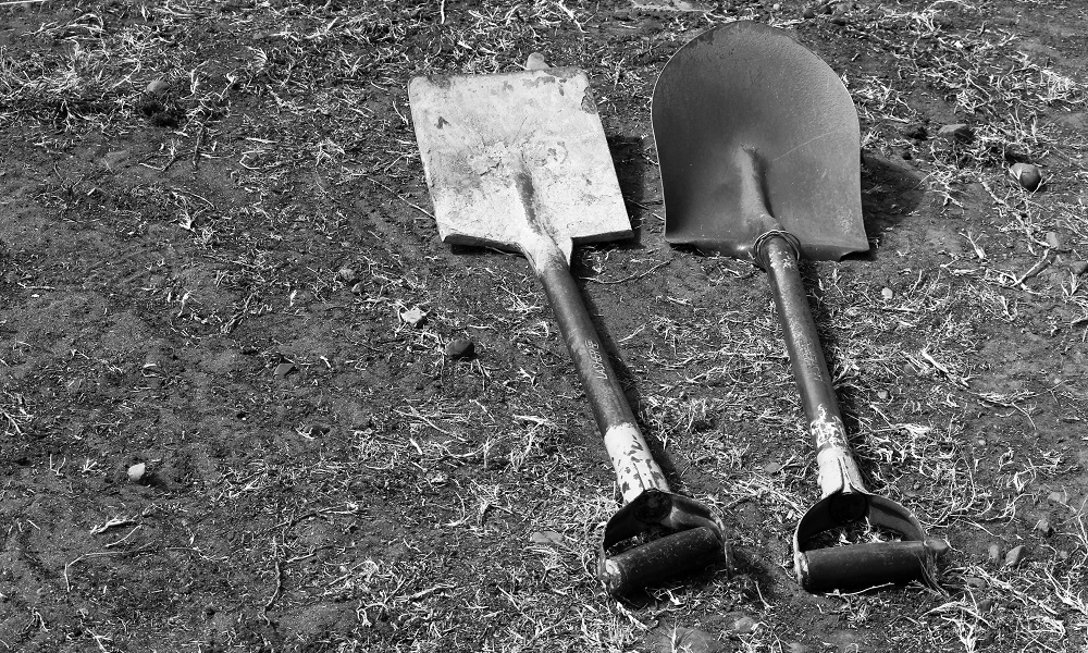 Пьяный омич избил лопатой двух пенсионеров