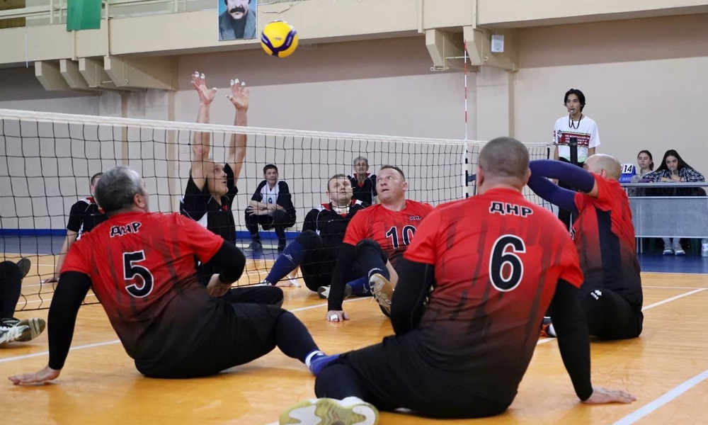Спортсмены из ДНР приняли участие в омских соревнованиях по волейболу сидя