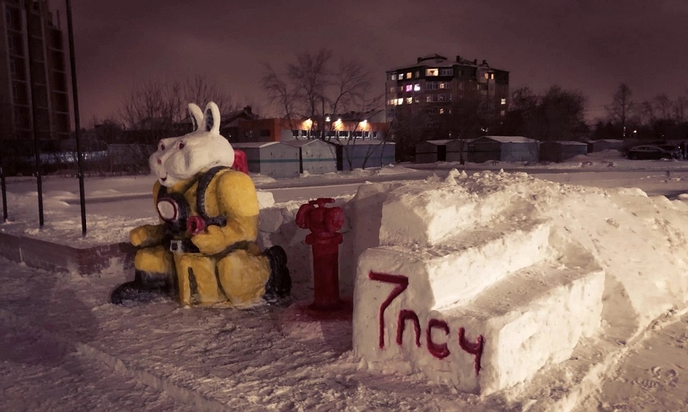 В омских Нефтяниках вандалы разрушили снежную фигуру Кролика, построенную пожарными