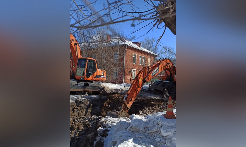 В Омске продолжают устранять повреждения на водопроводных сетях