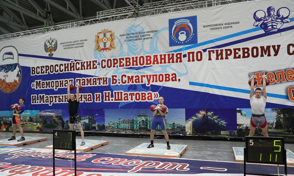 Омские спортсмены на всероссийских соревнованиях по гиревому спорту заняли весь пьедестал