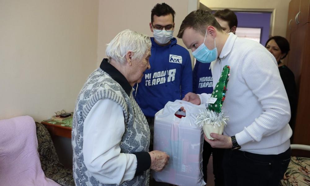 В Омске депутаты «Единой России» поздравили с Новым годом постояльцев пансионатов для пожилых людей