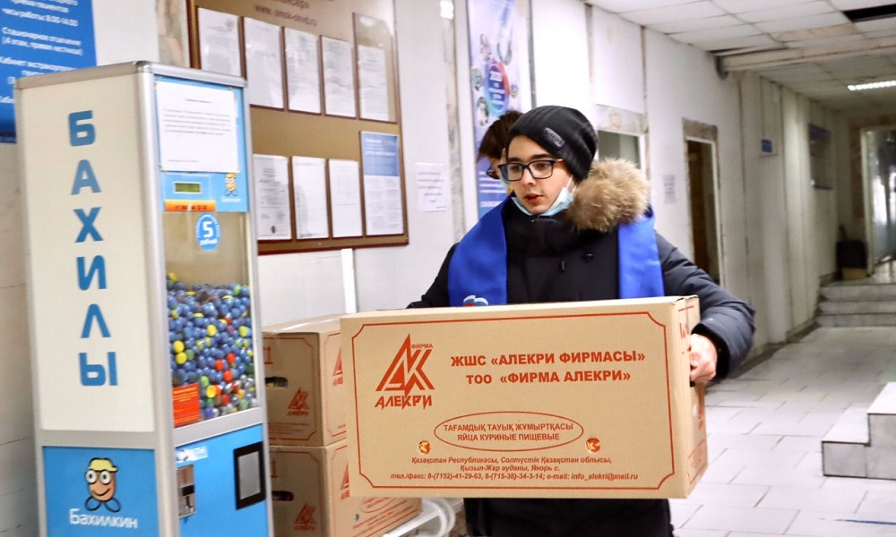 Омские волонтёры «Единой России» передали сладкие подарки для детей медработников из «красной зоны»