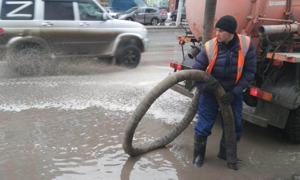 В Омске рабочие за сутки откачали с автодорог 650 кубометров дождевой воды