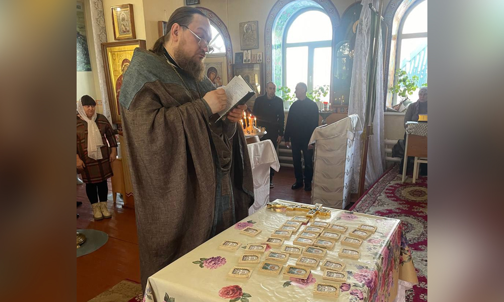 В Тюкалинске школьники сделали берестяные иконы для участников СВО