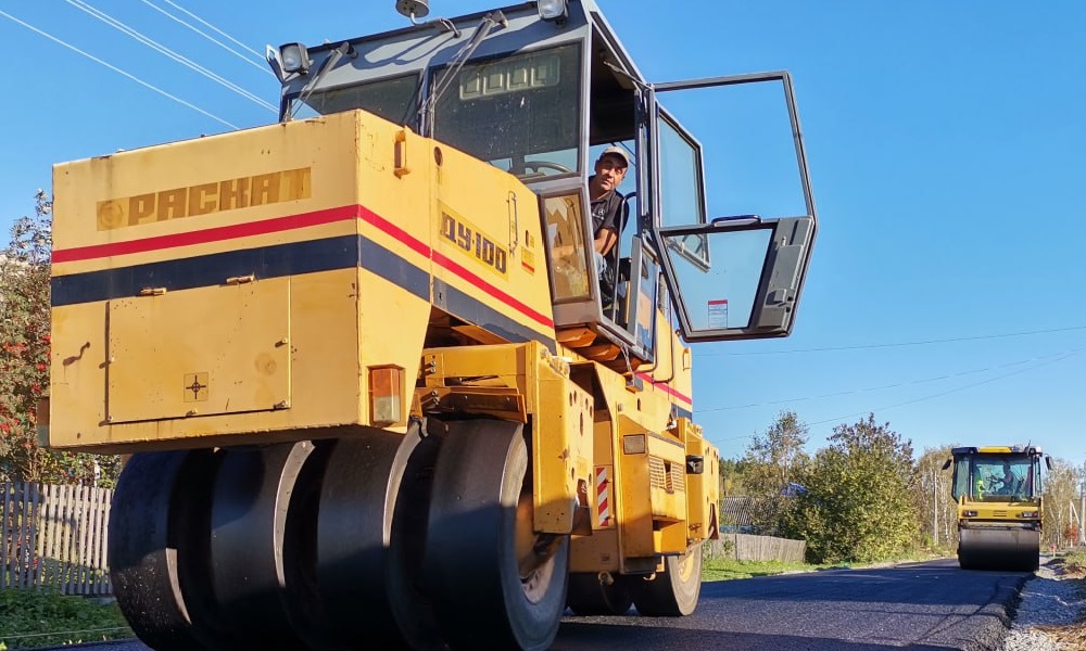 В Омской области уложили асфальт в Тарском районе