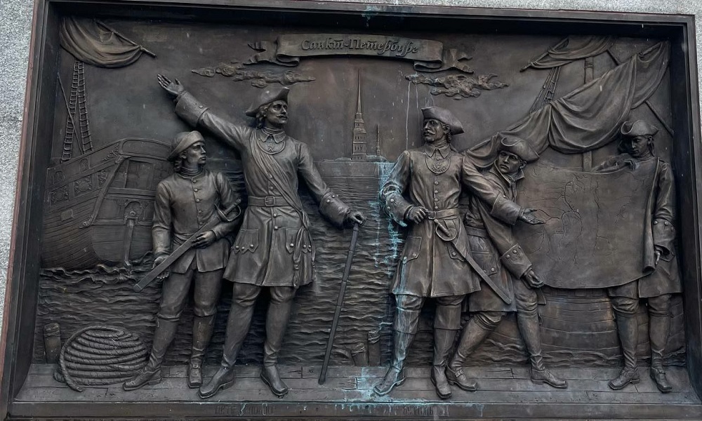 «Это не вандалы»: автор омского памятника Ивану Бухгольцу объяснил, откуда на горельефе зелёное пятно