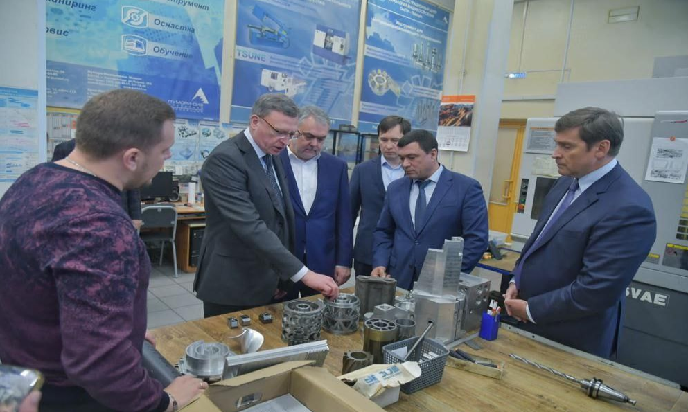 Губернатор Александр Бурков посетил ресурсные центры и инновационные лаборатории ОмГТУ