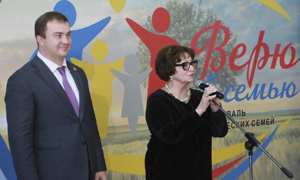 Виталий Хоценко и председатель Союза женщин России Екатерина Лахова открыли фестиваль творческих семей «Верю в семью»