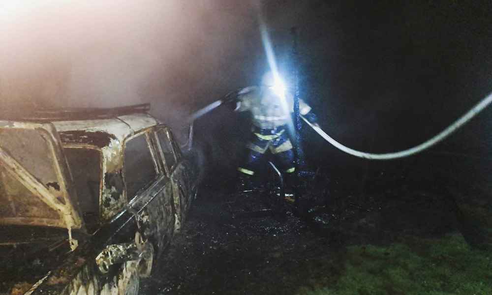 В Москаленском районе Омской области загорелся припаркованный во дворе дома автомобиль