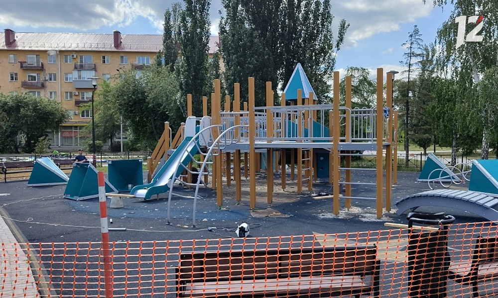 В Омске на бульваре Победы заканчивают установку новой детской игровой площадки