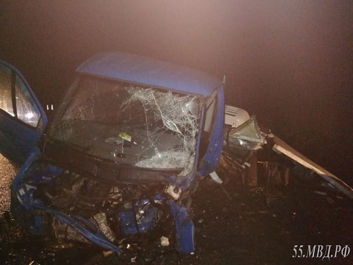 Под Омском три пассажира Nissan погибли после столкновения с грузовиком