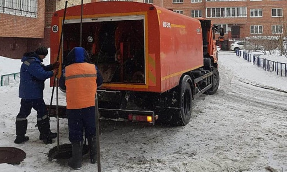 Сотрудники омского водоканала вытащили из канализации на Пригородной четыре кубометра мусора