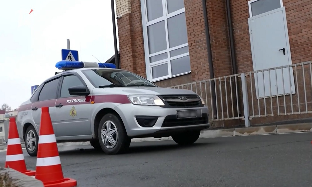 Росгвардейцы задержали подозрительного мужчину у детского сада в Омске
