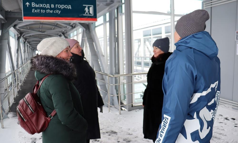 В Исилькульском районе представители «Единой России» совместно с местными жителями посетили новый пешеходный мост через железную дорогу