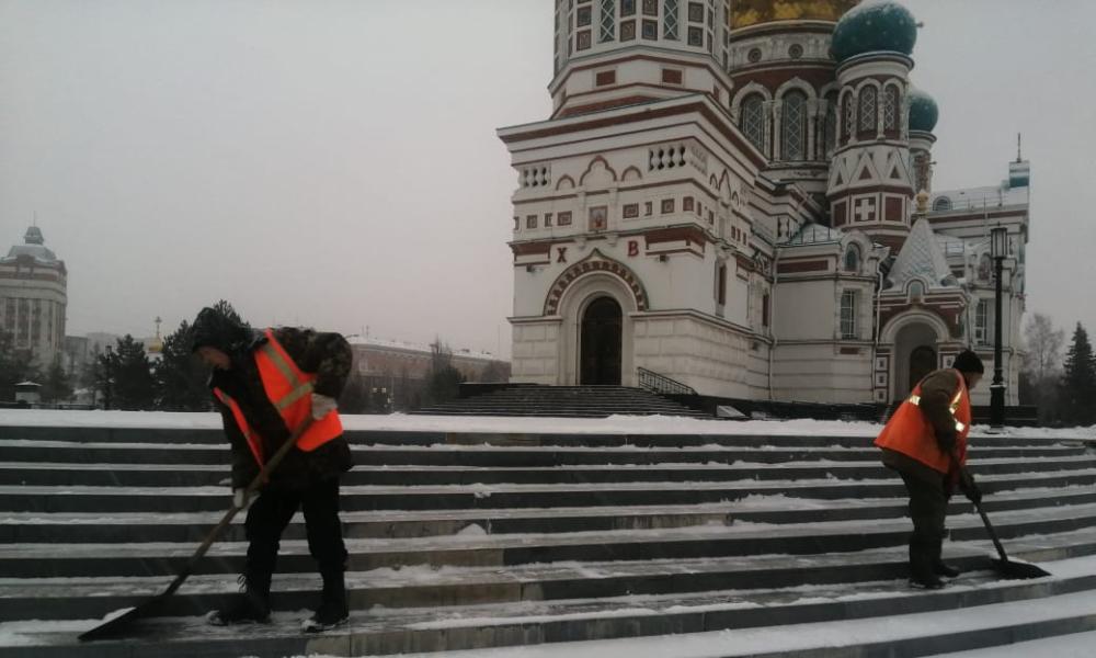 На выходных улицы Омска от снега очищали 150 единиц спецтехники